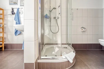 Badezimmer mit Dusche und Badewanne