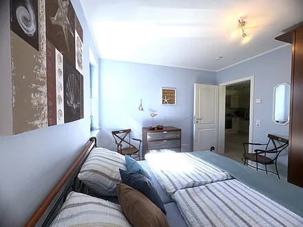 Die 2 Schlafzimmer (1x Doppelbett, 1x Zweibett) verfügen über Komfortmatratzen in je 90x200 cm, verstellbare Lattenroste sowie große Kleiderschränke mit jeder Menge Stauraum