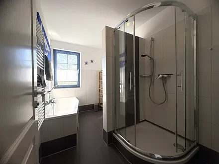 Badezimmer mit Badewanne UND Dusche mit niedrigem Einstieg - für jeden Geschmack etwas dabei