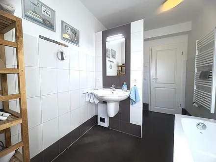 modernes Badezimmer mit viel Ablagemöglichkeiten