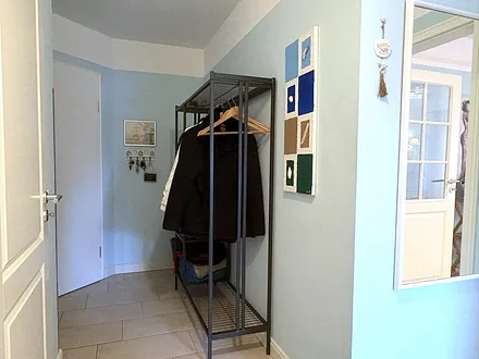 Großzügiger Eingangsbereich mit großer Garderobe und vielen Ablagemöglichkeiten