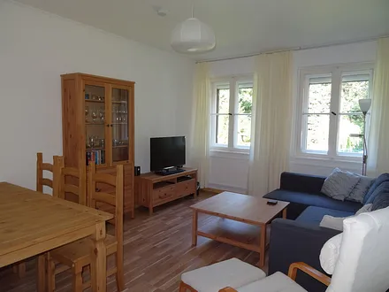 Wohnraum mit TV und Blue-ray Player