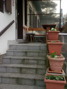 überdachter Eingangsbereich mit Sitzgelegenheit