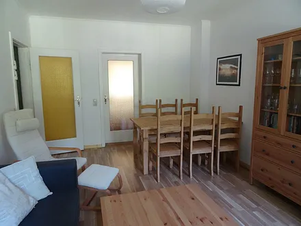 großer Esstisch im Wohnraum