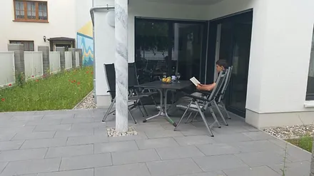 Terrasse mit Grünstreifen