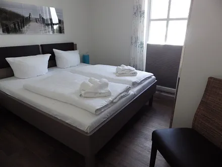 Großes Schlafzimmer mit TV und Kleiderschrank