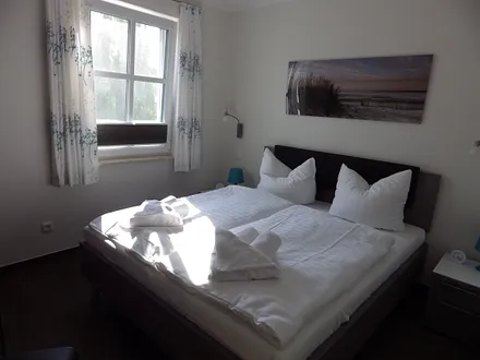 Kleines Schlafzimmer mit TV und Kleiderschrank