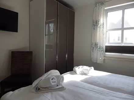 Kleines Schlafzimmer mit TV