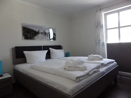 Schlafzimmer mit Zugang zum großen Balkon