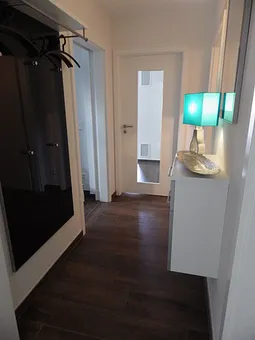 Flur mit großer Garderobe und Schuhschrank