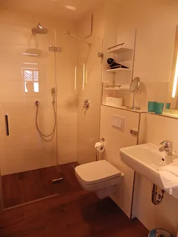 Badezimmer mit Regendusche