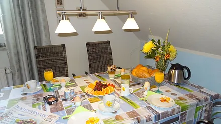 Essbereich - frische Brötchen werden geliefert