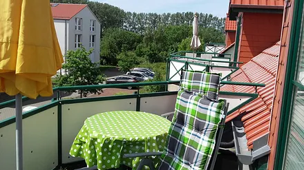 Süd-Balkon mit Sonnenschirm und Balkonmöbeln