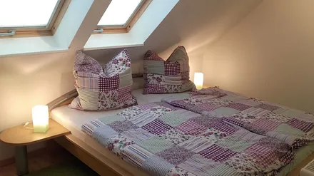 Schlafzimmer mit Doppelbett