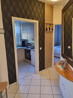 Diele mit einem Abstellraum, Einbauschrank und  Safe 