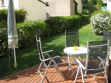 Garten Terrasse mit Möbeln und  Sonnenschirm