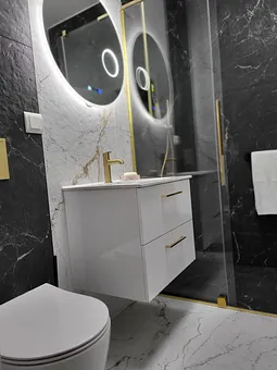 Toilette , Dusche, Föhn, viele Abstellmöglichkeiten 