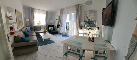 Wohnzimmer mit Eingang zur Gartenterrasse 