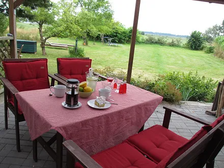 Terrasse mit Blick in den Garten und in Richtung Bodden