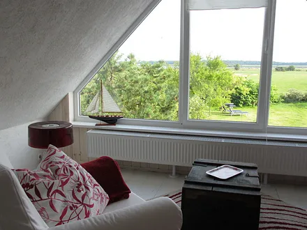 Loungebereich mit Blick auf den Bodden und in den Garten