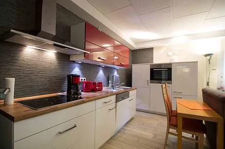 Küchenbereich mit Backofen und Spülmaschine