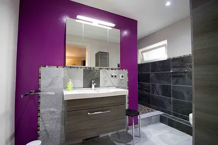 Badezimmer mit Dusche 