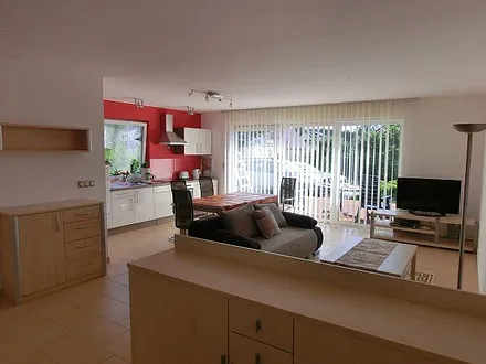 lichtdurchfluteter Wohnbereich dank großer Fensterflächen