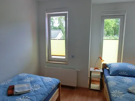 Das Schlafzimmer hat nicht nur 2 Betten sondern auch 2 Fenster
