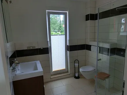 modernes Badezimmer