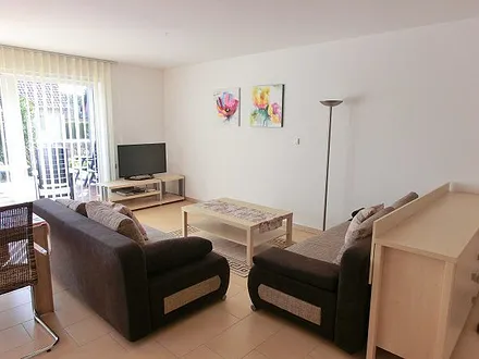 Sitzecke mit SAT-TV und DVD-Player