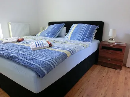 Das Doppelbett ist ein bequemes Boxspringbett