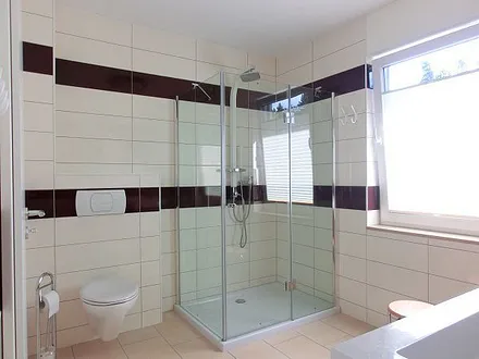 modernes, großzügiges Bad