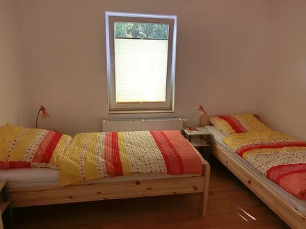 Schlafzimmer mit 2 Einzelbetten