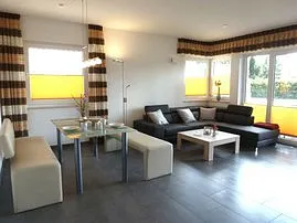 großzügiges Wohnzimmer mit Esstisch
