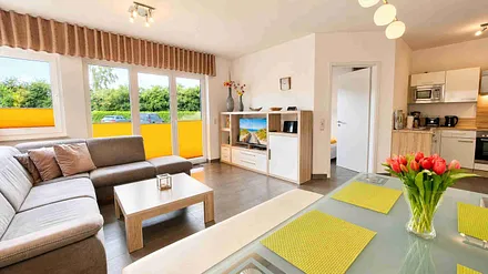großzügiges Wohnzimmer mit Esstisch