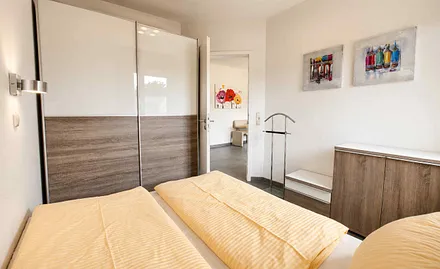 kleines Schlafzimmer mit Schlafcouch (1,60m breit)