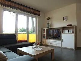 großzügiges Wohnzimmer mit Tür zur Terrasse