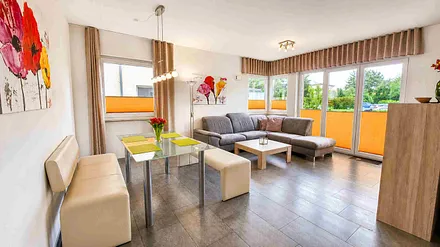 großzügiges Wohnzimmer mit Tür zur Terrasse