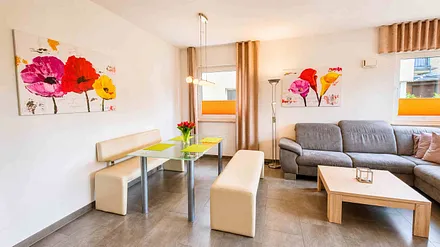 großzügiges Wohnzimmer mit Esstisch