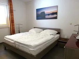 großes Schlafzimmer mit Doppelbett