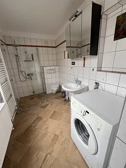 Dusch-Bad mit Fenster und Handtuchheizung