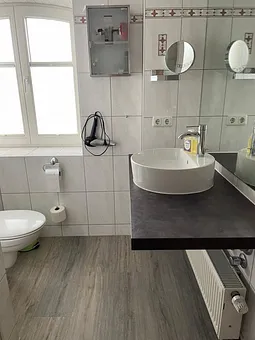 Badezimmer mit Föhn und Kosmetikspiegel im ersten Obergeschoss