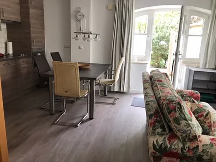 Eingangsbereich mit offener Wohnküche (das neue Sofa ist grau)