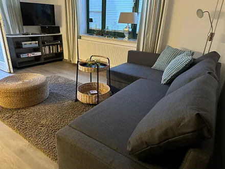 Eingangsbereich mit offener Wohnküche (das neue Sofa ist grau)