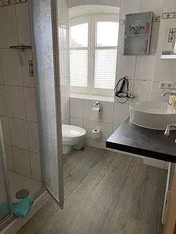 Badezimmer mit Dusche und WC im ersten Obergeschoss