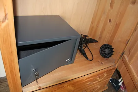 Safe im Kleiderschrank (im Schlafzimmer im Obergeschoss)