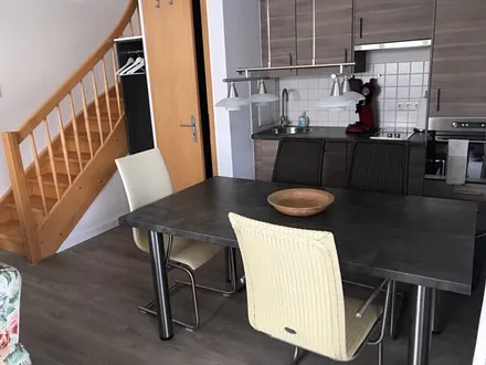 Offene Wohnküche mit Abstellraum und Garderobe