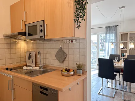 VOLLAUSGESTATTETE KÜCHENZEILE