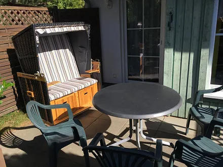 Terrasse mit Möbeln und Strandkorb