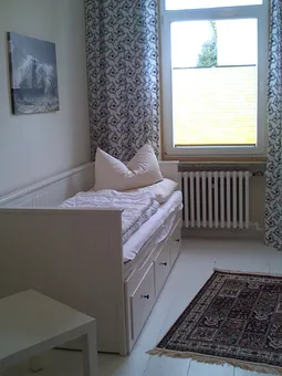 Schlafzimmer 2 mit zusätzlichem Kinderbettchen